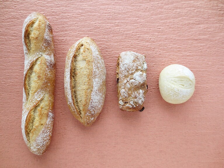 左から「バゲット」240円、「コンプレ」210円、「木の実とフルーツのリュスティック」324円、「白パン」97円。