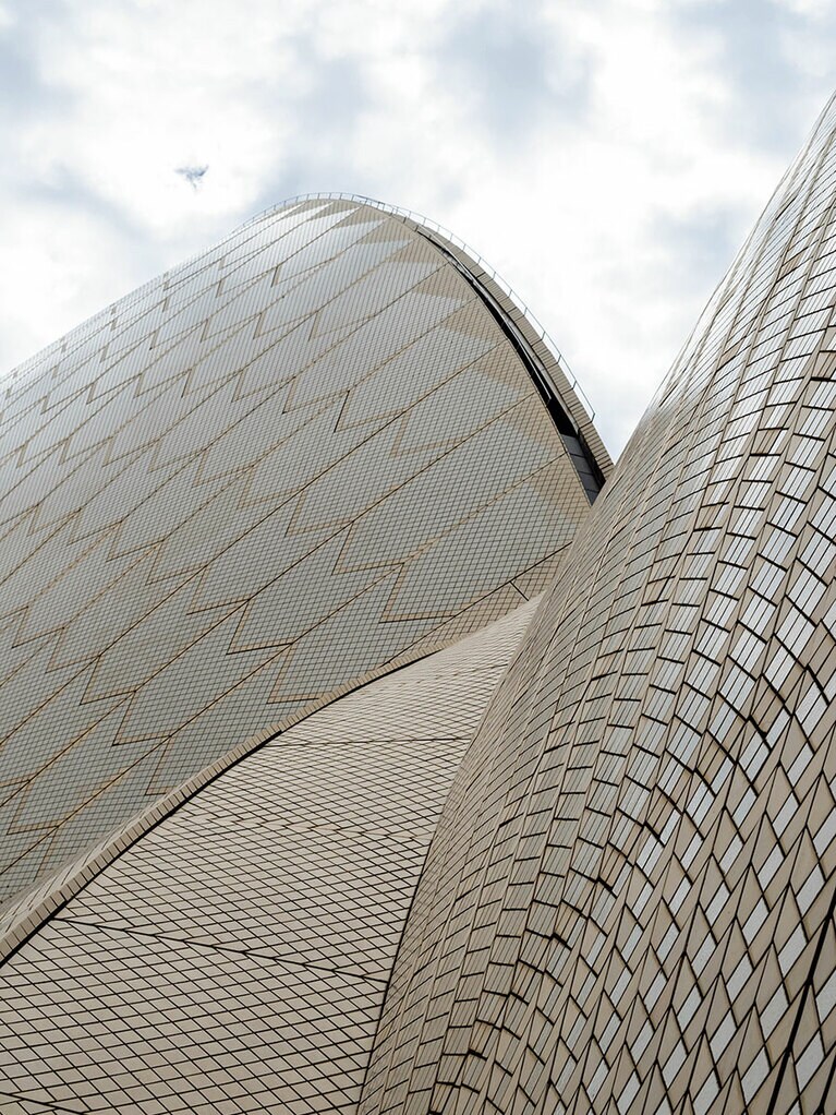 約100万枚のタイルで覆われた外壁。遠くから眺めたとき、白く輝いて見える技法を採用。