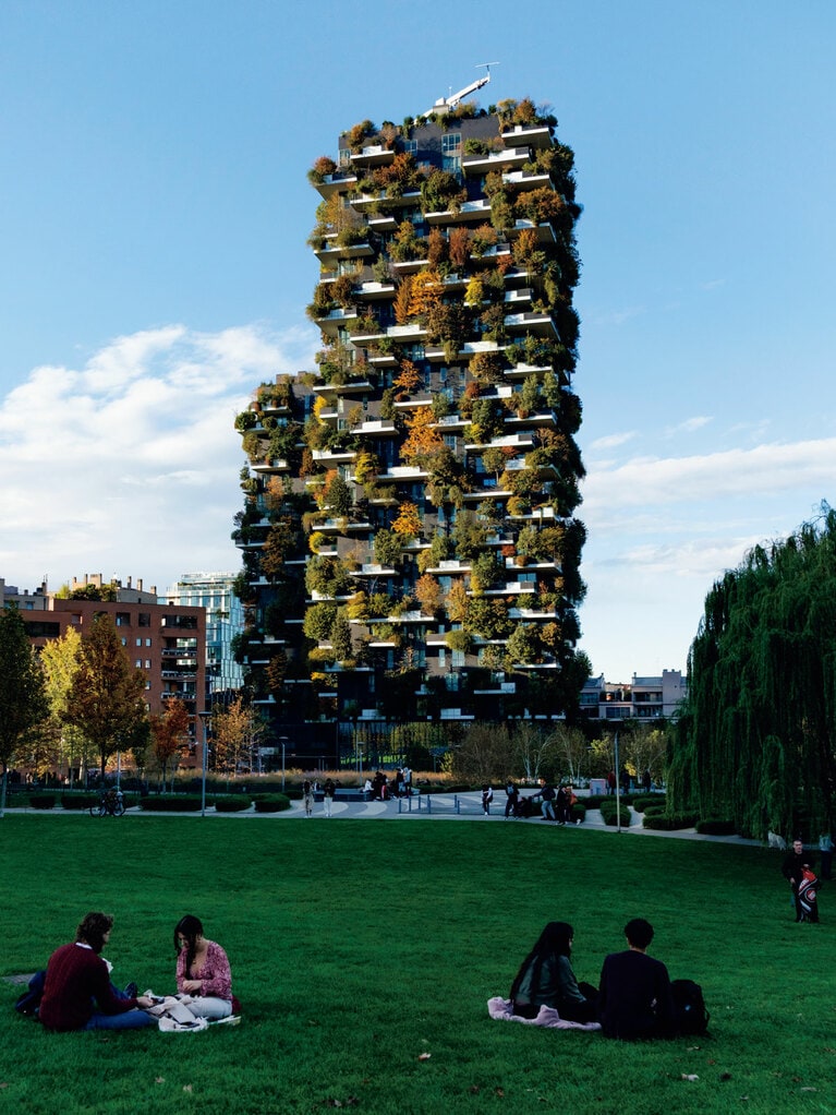 ミラノの新しい顔、ボスコ・ヴェルティカーレ（垂直の森）は樹木や多年草で覆われた建物。植物の成長とともに完成まで7年かかった。中は集合住宅とオフィス。