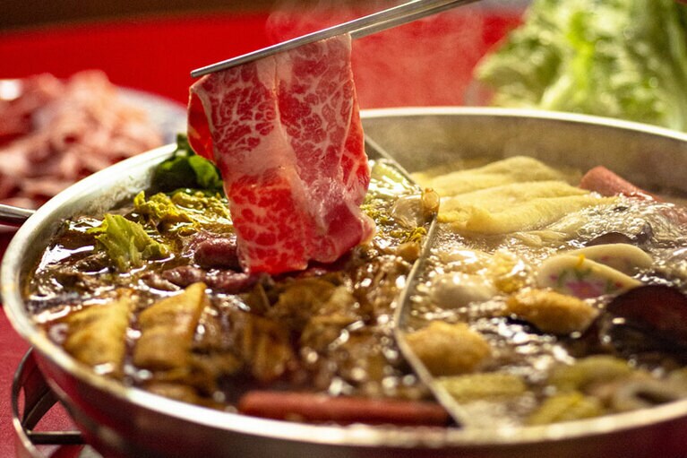 山脇さん、よしひろさんお薦めの鴛鴦鍋(ユェンヤングォ) 550元／大鍋・7～9人前。