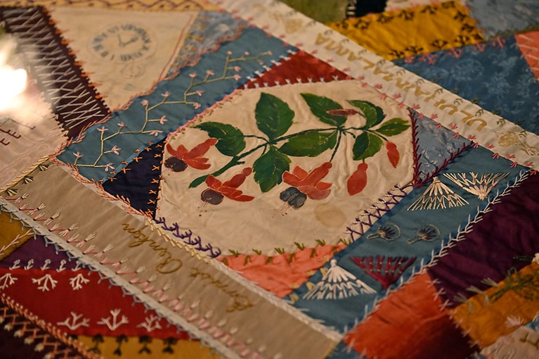 通常のツアーで入る、最後の女王リリウオカラニの幽閉の間では、女王自ら端切れを縫い合わせたクイーンズ・キルトが見られる。