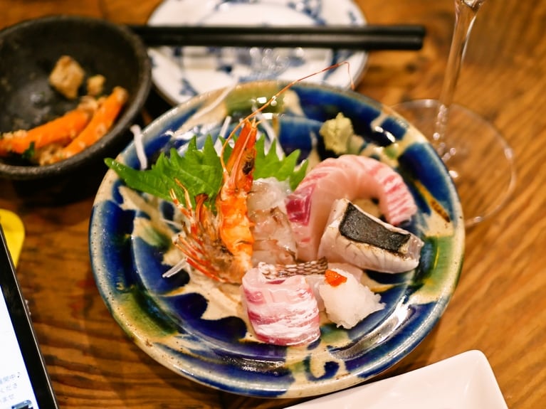 明石の海の幸、一人前に軽く盛り合わせてくれたもの。中でも「足赤えび」がたまらないおいしさで、頭は焼いて出してくれる手のかけよう。