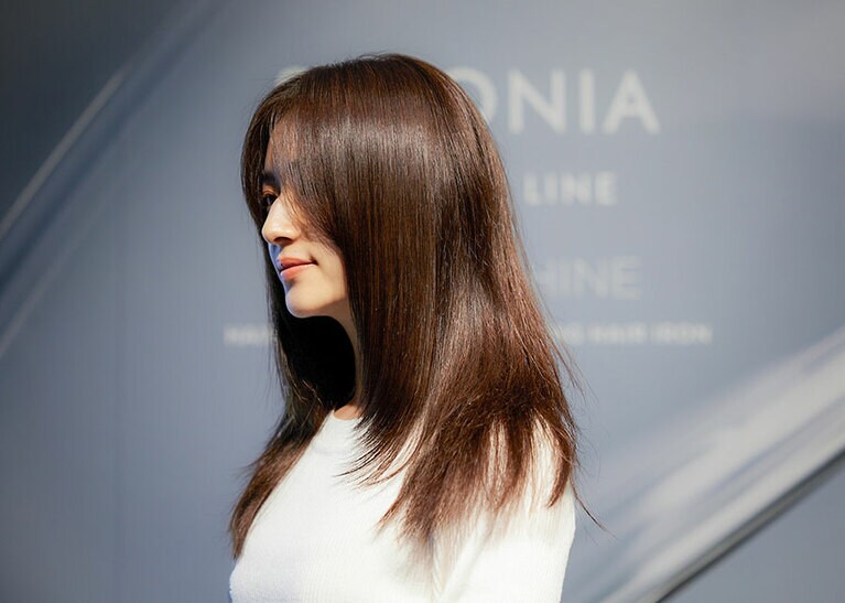 「スムースシャイン ストレートヘアアイロン」使用後のツヤ髪。