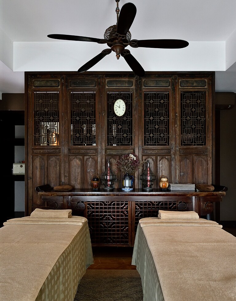 宮廷のお妃気分になれそうな、中国アンティーク家具を置いたトリートメントルーム。