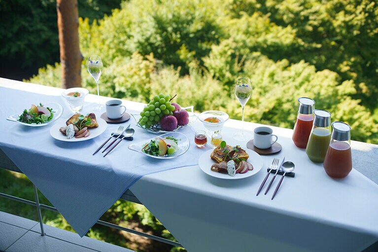 河口湖の絶景を望むキャビンのテラスリビングで、至福の朝食時間を。