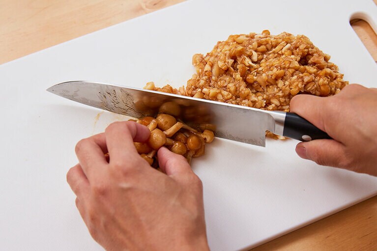 ※なめこのみじん切りは、包丁を持たない方の手を包丁の背に当てて切るとやりやすい。