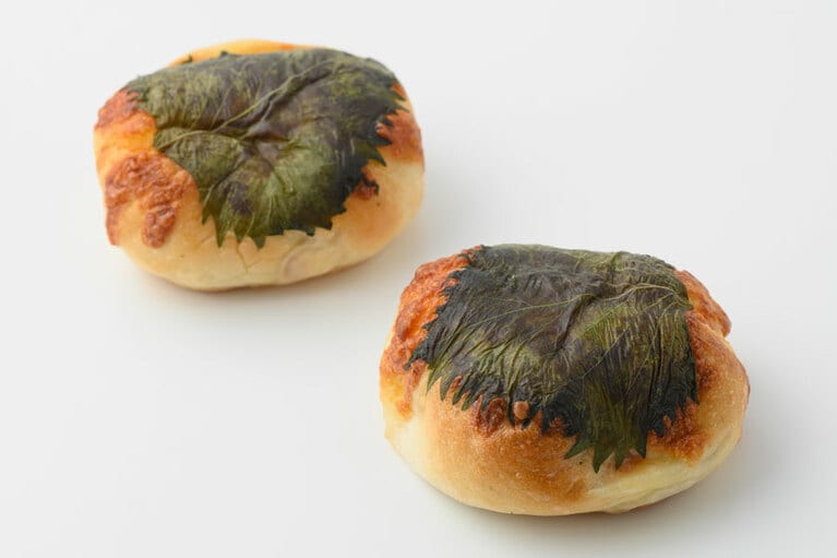 大葉とモッツァレラチーズとロースハムのベーグル 各120g 346円／こはく。