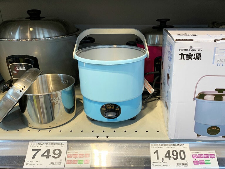 「大家源」というメーカーのブルーの電鍋 749元。高さは約30センチ。