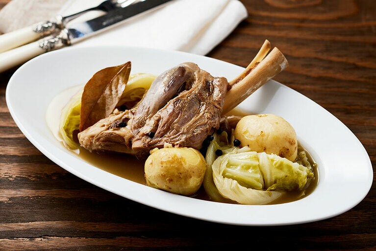 「ノルウェー風　羊肉とキャベツの煮込み」。かたまり肉で盛り上がろう。しかも簡単！