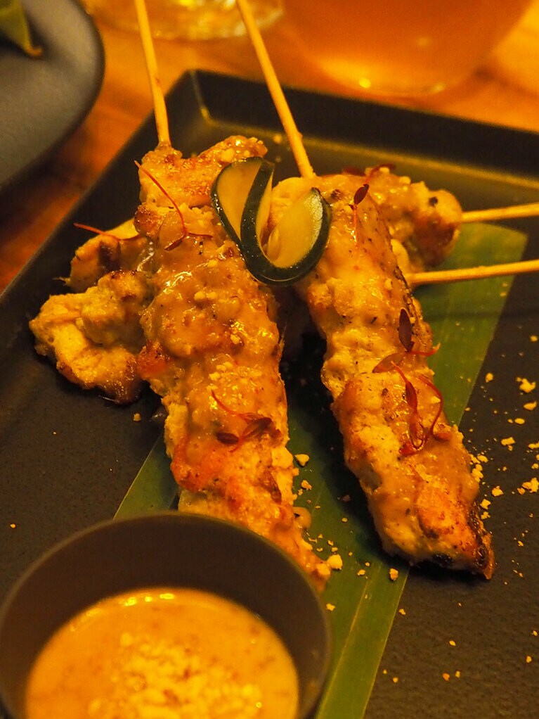 東南アジアの焼き鳥、サテー。ピーナッツソースで。