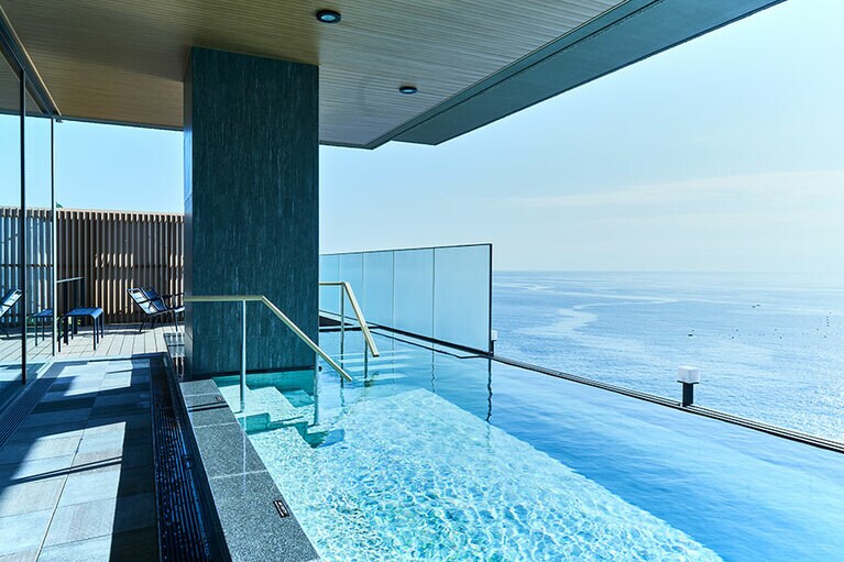 展望露天風呂では絶景を眺めながらくつろぐことができる。