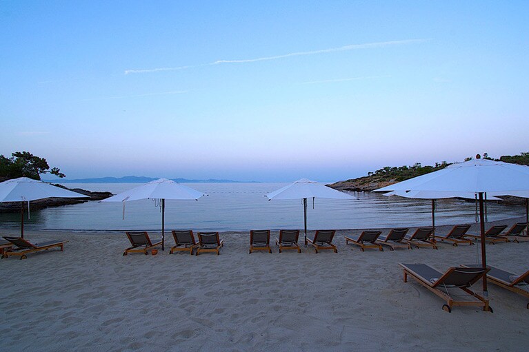 プライベートビーチの朝焼けは、静かで内省的な気分にしてくれる。即効の癒しが、弾丸だけどゆったり過ごさせてくれる素。