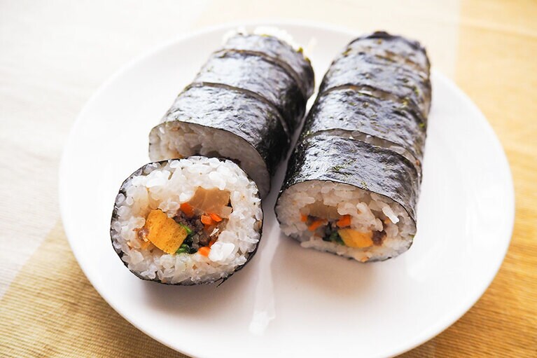 のりが艶やかで巻き立てのよう。1袋370キロカロリー。