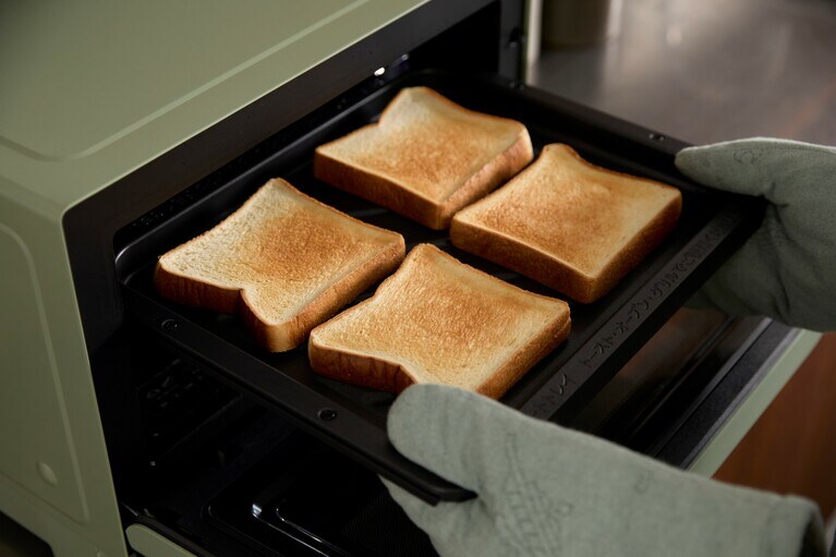 パンは付属のヒートトレイで焼くと、中はふんわり外はサクッと仕上がります。