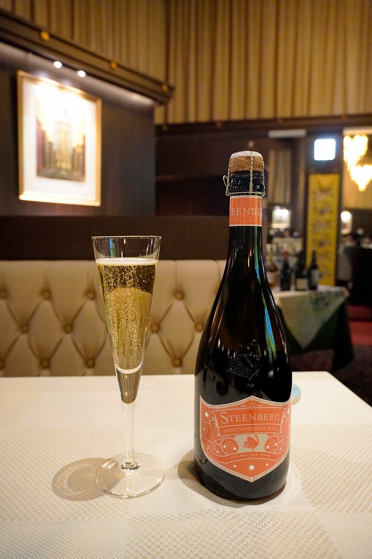 スパークリングワインのスティーンバーグ/ソーヴィニョン・ブランと合わせて。南アフリカのワインの多くはSDGs認証を取得しているものが多く、ディナーの開幕にふさわしいペアリングとなっている。