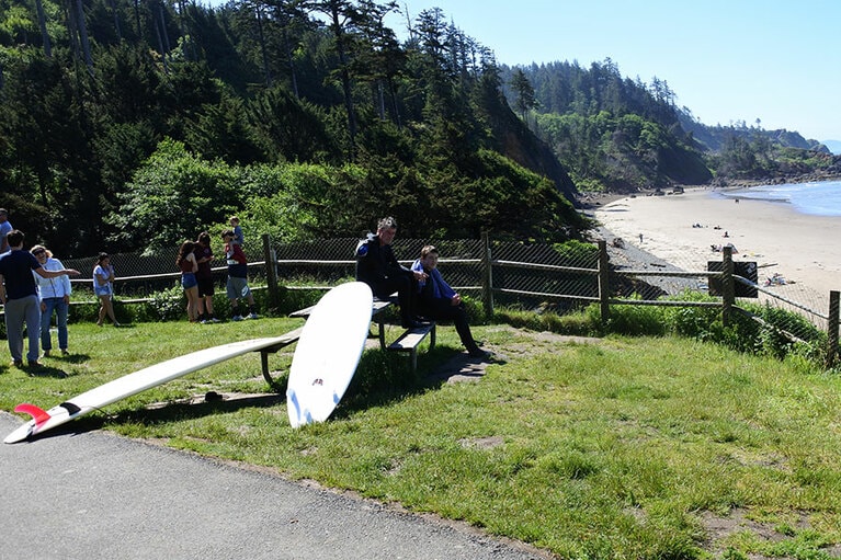 インディアンビーチで一休み中のサーファー。