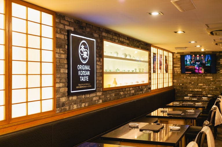 店内には大きなモニターが2台あり、K-popのMVが絶えず流れている。