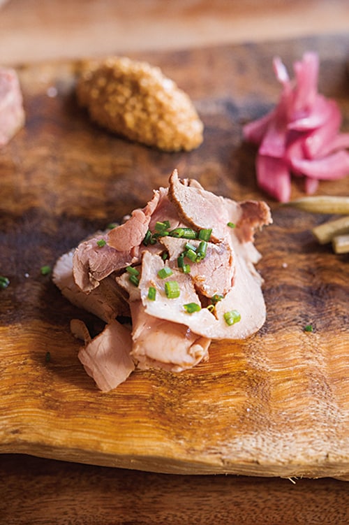 自家製パテ・ド・カンパーニュやハムなどが並ぶシャルキュトリーの盛り合わせ 18ドル。