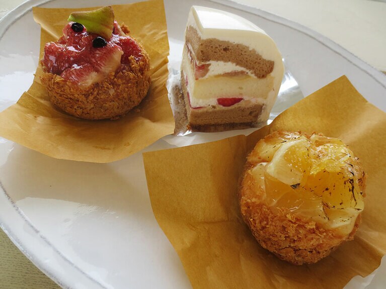 左から「いちじくのタルト」540円、「いちごといちじくのショーフロア」540円、「小夏のタルト」540円(すべて、税込)。フルーツは季節で変わります。