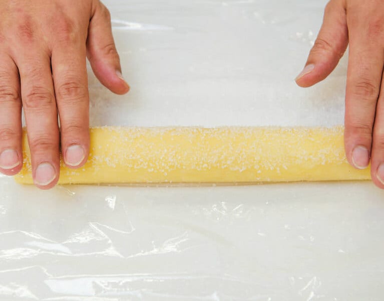 つきにくければ、生地に霧を吹いてください。