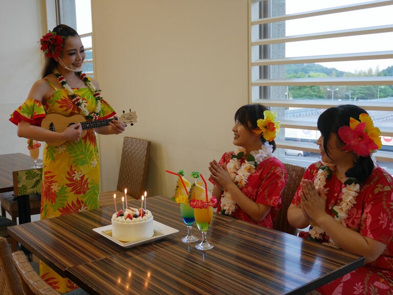 フラガールが記念日をお祝いしてくれる。レイは記念に持ち帰ることが可能だ。