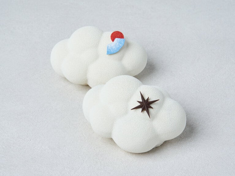 新作「KUMO®クリスマス」（手前）3,024円。12cm×高さ8cm。奥は「KUMO®ニューイヤー」。