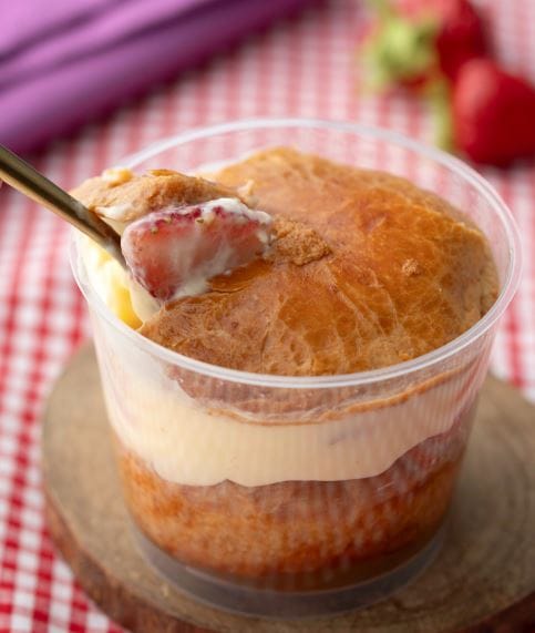 『成城石井自家製 フレッシュ苺のティーサヴァラン』1個、税込647円。