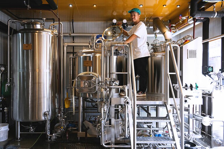 タンクが鎮座する醸造所。