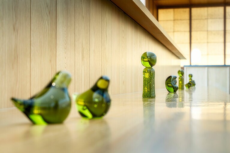 仙台ガラスの小鳥やこけし、だるまの愛らしさに心が和む。