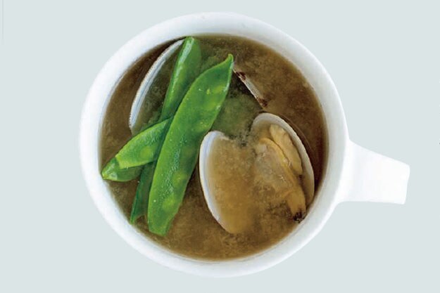 ひと手間かけて、具だくさん味噌汁レシピ ③あさりと絹さやの味噌汁。