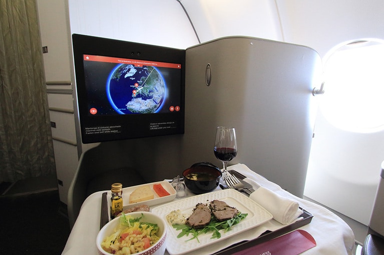 15.4インチの大型スクリーンは映りも色鮮やかで、食事中でもフライトマップや映画の続きを見やすい。映画は67本のうち、32本が日本語字幕つきだ。