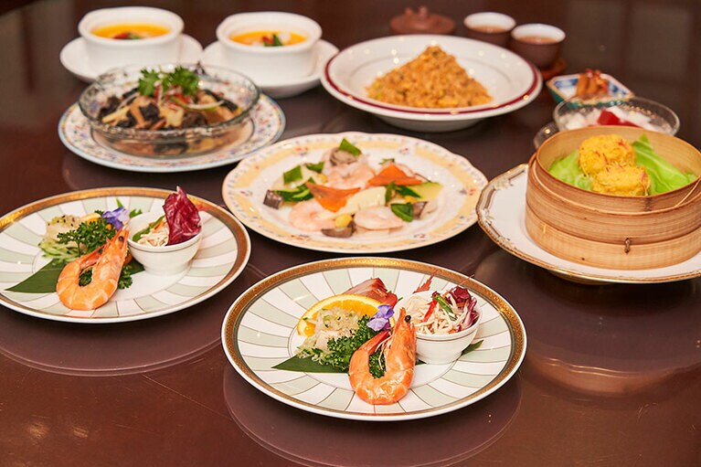 上海式前菜盛り合せ、南瓜スープの茶碗蒸し、本日のおすすめ点心(海鮮海老団子)、海老と季節野菜の大葉炒め、鶏肉とネギの生姜醬油蒸し、スパイシー葱チャーハン、自家製杏仁豆腐、中国花茶を堪能できる水晶コース4,500円(税別)。写真は2人前。