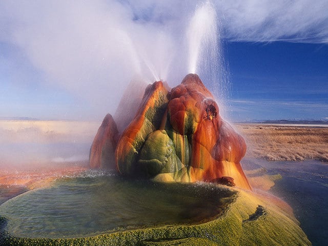 アメリカ西部の砂漠の真ん中に立つ 虹色の噴水塔が生まれたきっかけは 今日の絶景