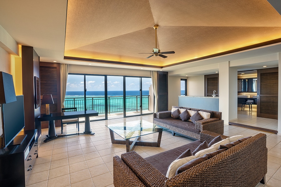 全室が海を望むバルコニー付き。特典満載の連泊プラン「Kafuu Retreat」なども。