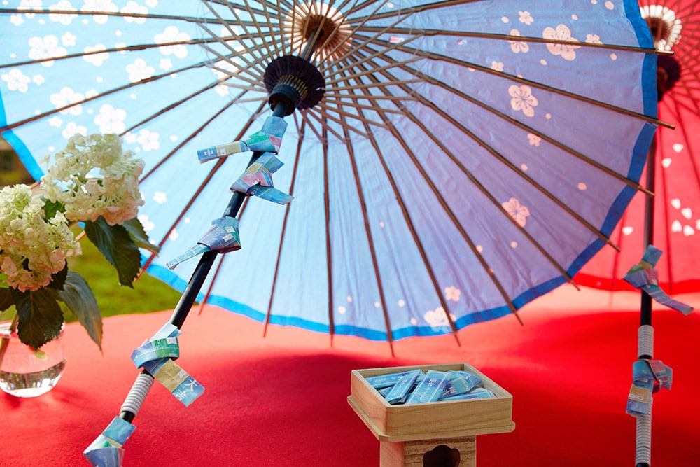 【星野リゾート　界 出雲】“雨音みくじ”を引いて、メッセージを読んだあとに館内の和傘に結ぶと、玉造温泉街にある「玉造湯神社」にそのおみくじが奉納される。