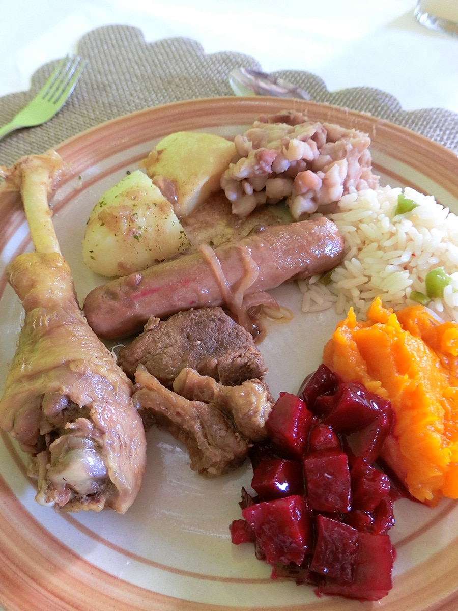 左：チキンにポークにラム、ビーツやニンジンのサラダ。
右：コサ族の家庭料理を堪能。