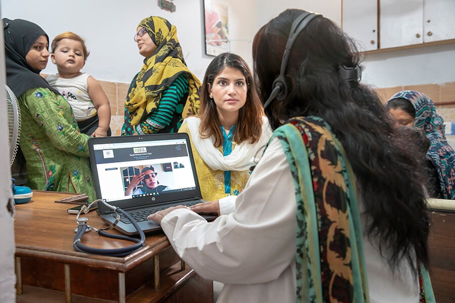クリニックで看護師とともにオンライン相談に対応するサラ・サイード(中央)。© Rolex/Reto Albertalli