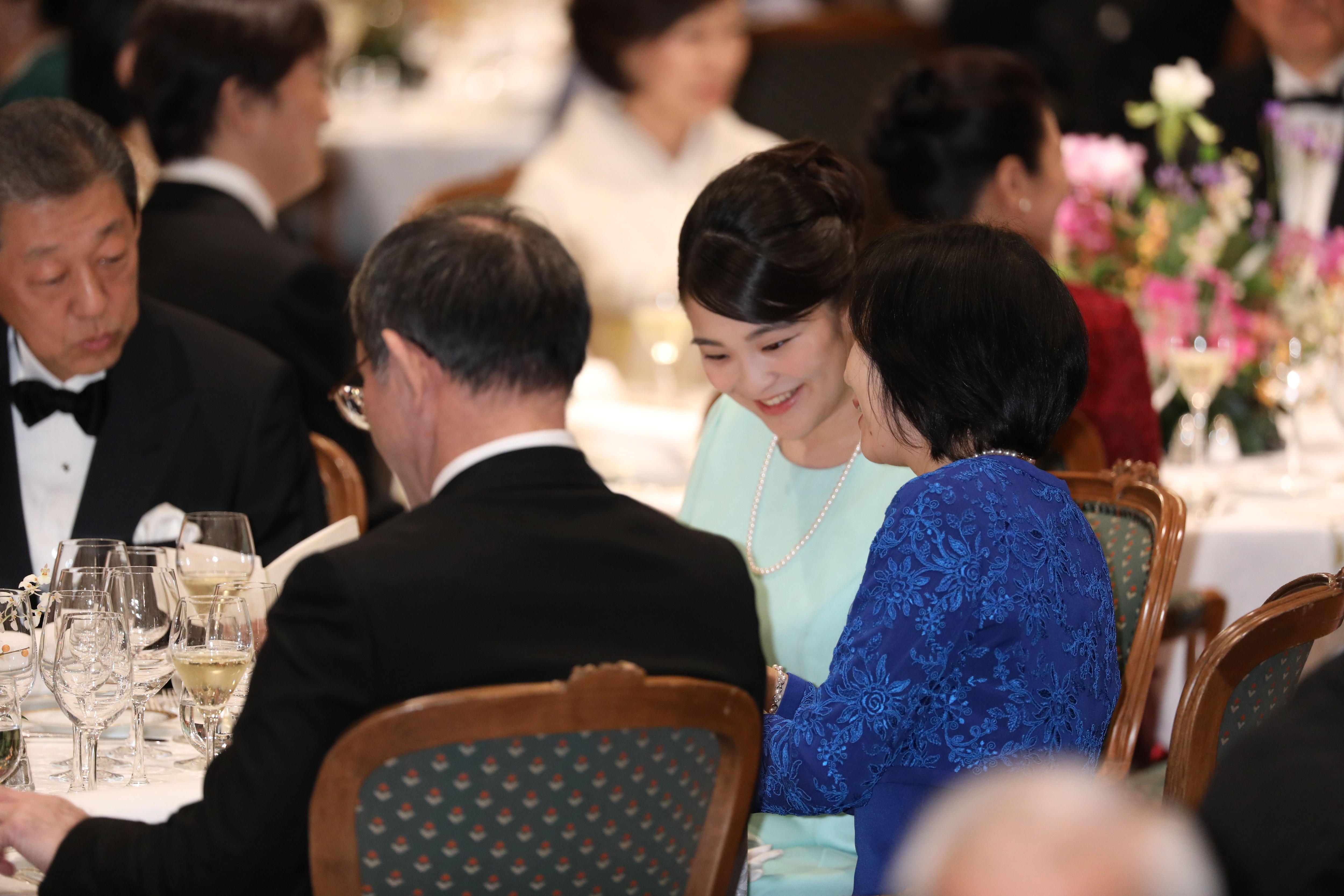 守谷慧さん、絢子さんの結婚披露晩餐会で、談笑される眞子さまと黒田清子さん　©JMPA