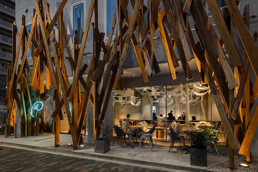 外観やインテリアのデザインは、世界的建築家の隈研吾氏が監修した「ONE＠Tokyo」のエントランス。1階にはテラス席を有する「＠lobby cafe（ロビーカフェ）」がある。