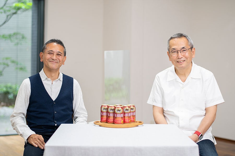 「おいしさとは何か」を考え続けてきた料理研究家の土井善晴さん(右)とキリンビールマスターブリュワーの田山智広さん(左)。