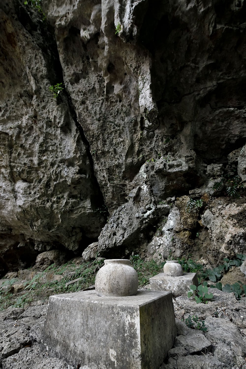 鐘乳石から伝い落ちる水滴を受ける2つの壺。溜まった水は聖水として儀式に使われた。