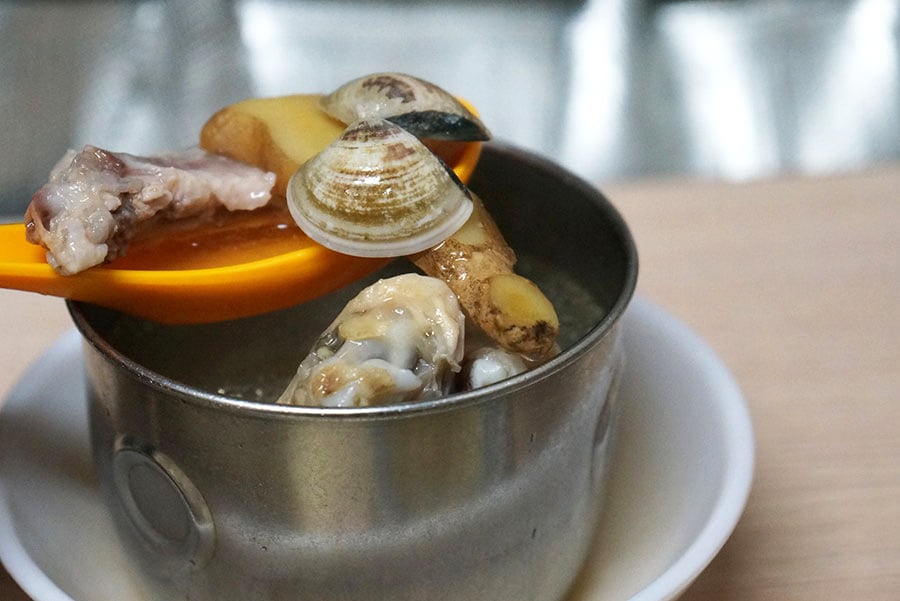 こちらはアサリと鶏のスープ、蛤蜊雛湯。