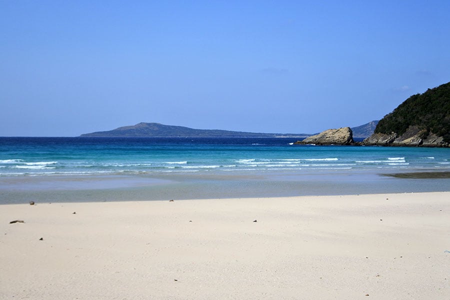 ドライブを楽しみながらたどりつく、高浜海水浴場。沖に浮かぶのは嵯峨島。