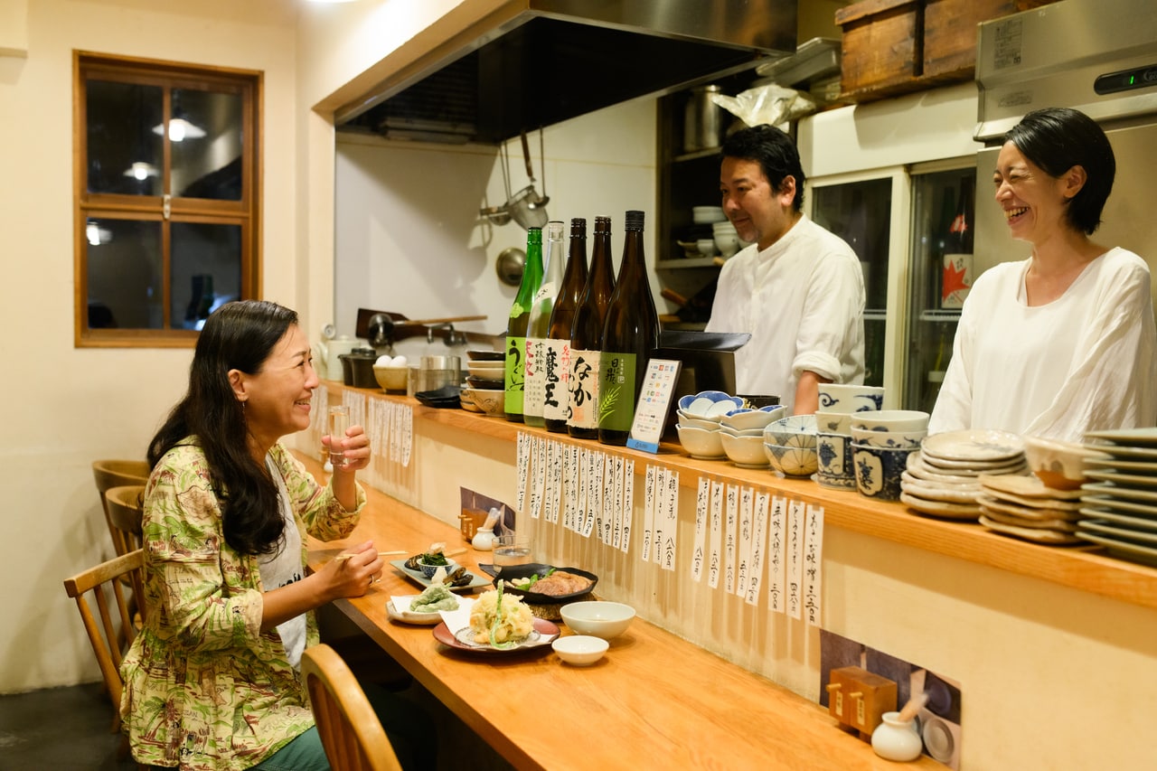 ひとり飲みに欠かせないカウンター席で、佐藤ご夫妻と秋のお酒について話は尽きぬ。