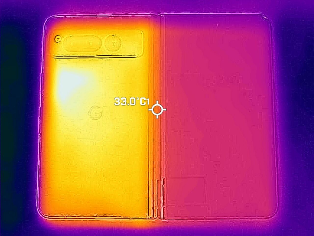 サーモカメラで本製品を背面側から見たところ。カメラのある左側が熱を帯びています