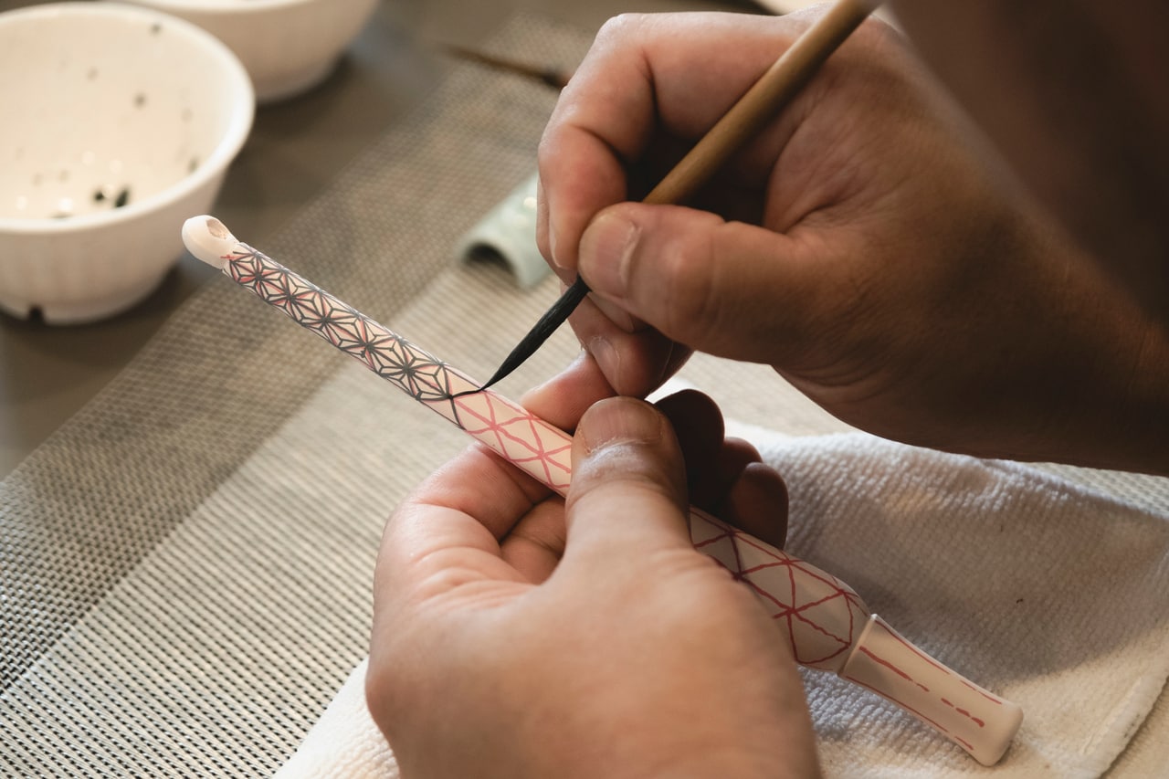 下書きの上から絵付けをします。釉薬の混ぜ方や濃度により色や濃度が変わる。