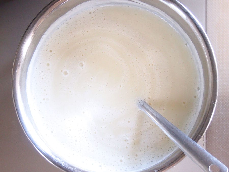 粗熱が取れたらミキサーでペースト状にし、再び鍋に戻し入れる。豆乳を入れてよく混ぜる。
