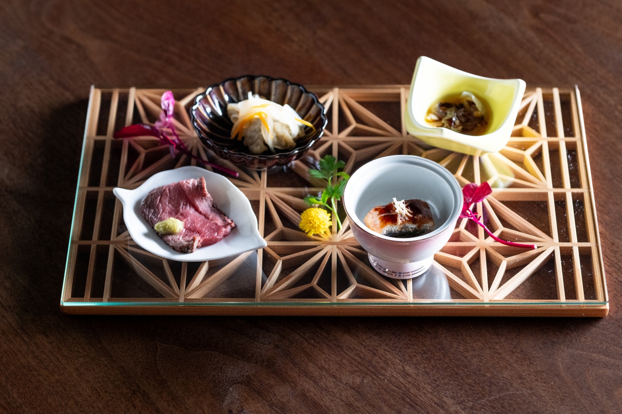 地元の伝統工芸品・大川組子のプレートで楽しむ「前菜盛り合わせ」。