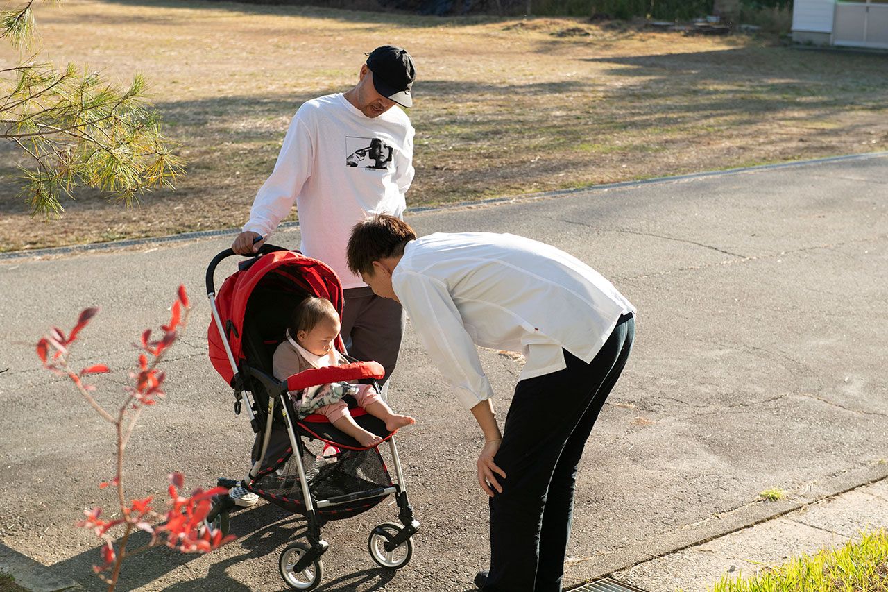 取材中、運動場を散歩する親子に気さくに声をかける糸井さん。大の子供好きなのだとか