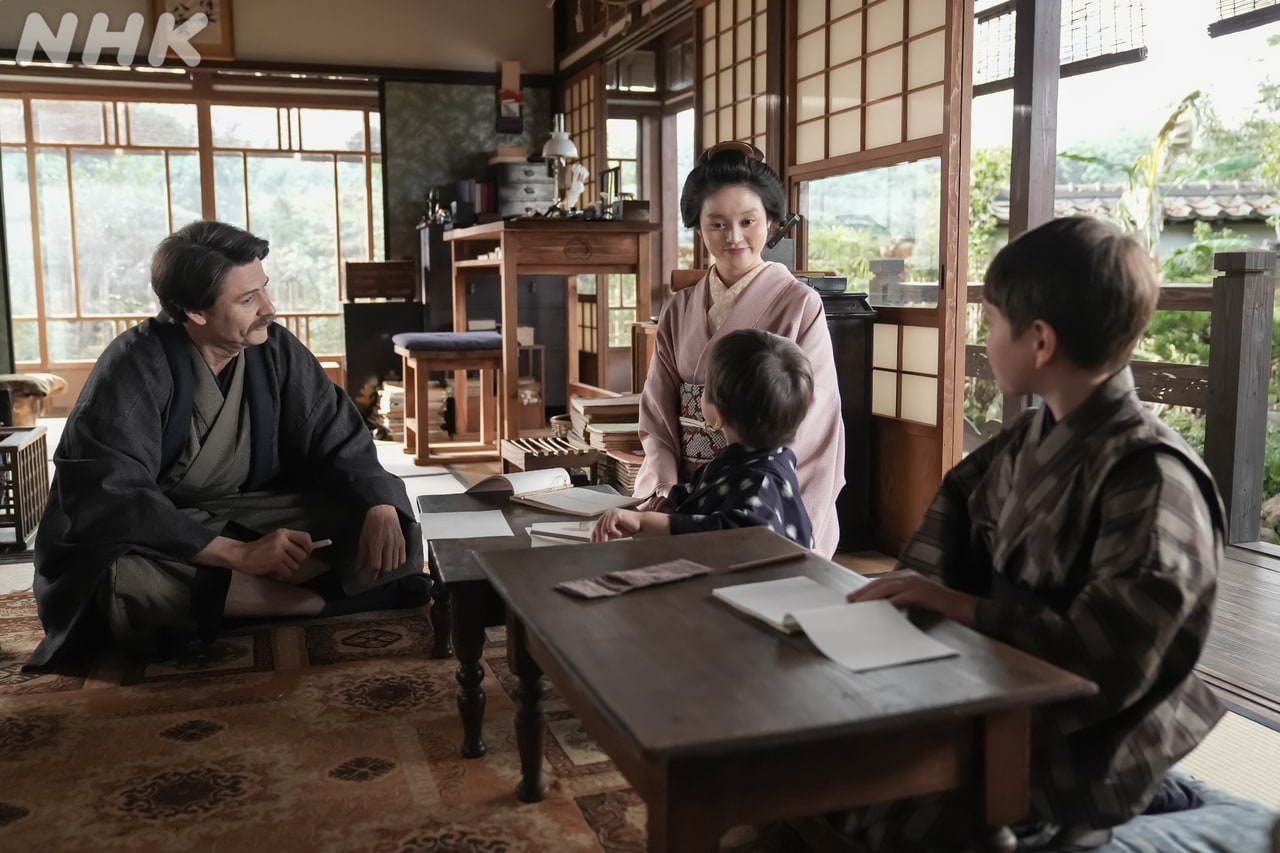 朝ドラ「ばけばけ」の場面写真。ヘブン（トミー・バストウ）から英語を教わる子どもたち。「ばけばけ」公式Xより。